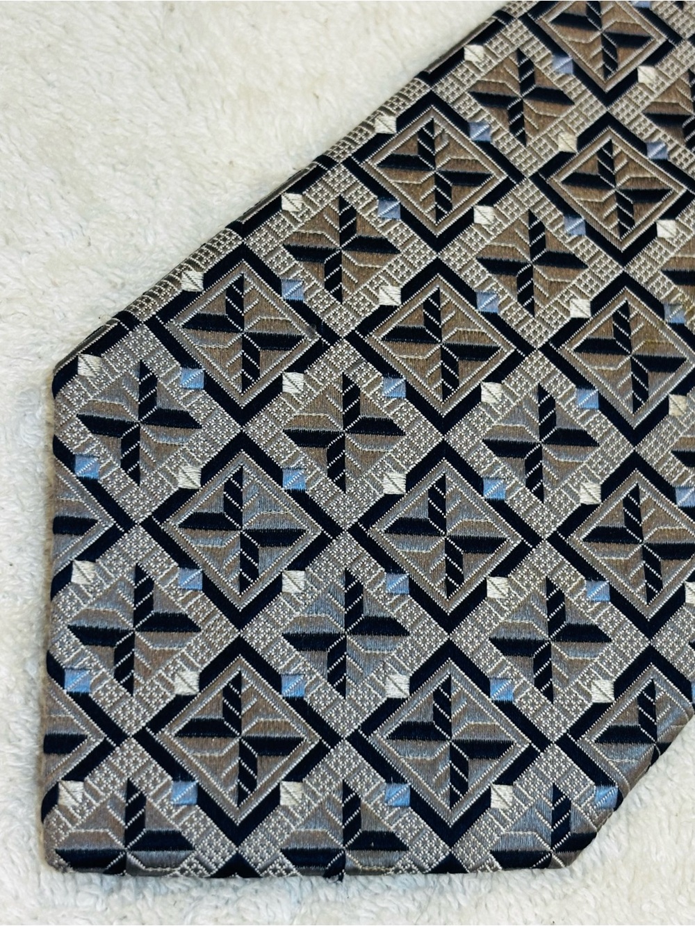 Brand New Stylish Tie By JoS A. Bank (Signature Collection)